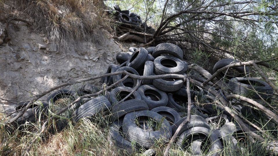 Las autoridades estatales reconocieron que las llantas usadas abandonadas en la vía pública se vuelven un foco de contaminación