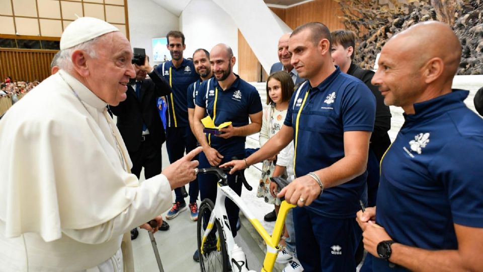 El papa Francisco firmó una de las bicicletas usadas por la Selección del Vaticano en el Mundial de Ciclismo 2023