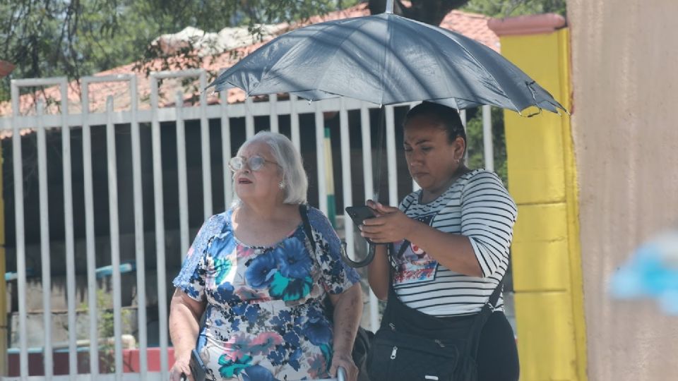 Personas se protegen del calor en Monterrey