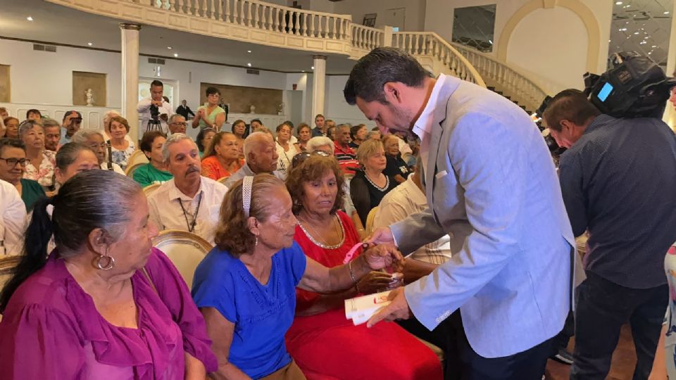 Tomás Montoya coloca brazalete a adultos mayores