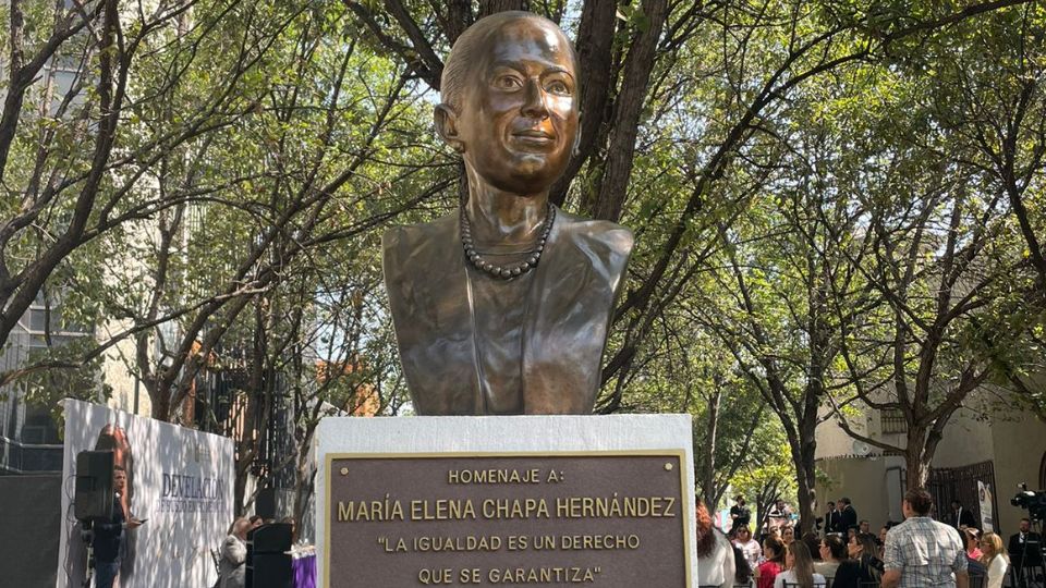 Busto en honor a María Elena Chapa en la Plaza del Empoderamiento