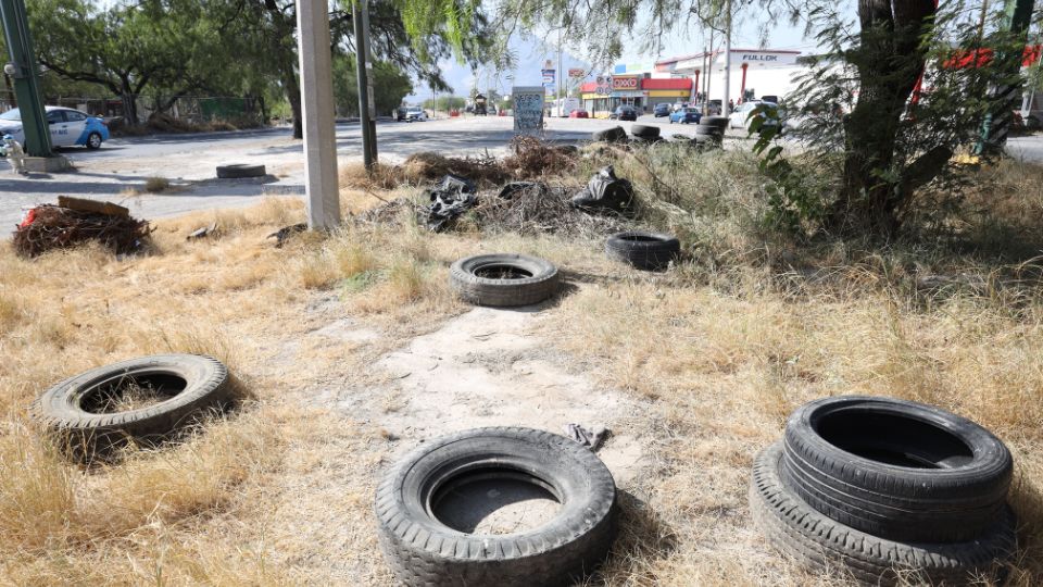 Llantas en lote baldío en la colonia Nueva Esperanza, en Escobedo, Nuevo León.