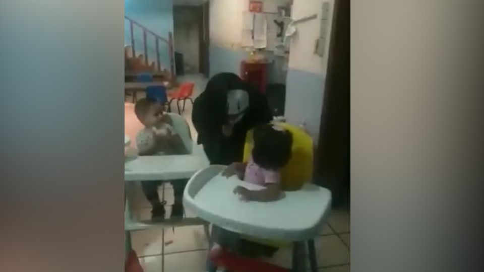 Momento en que la persona se acerca a uno de los bebés para asustarlo.