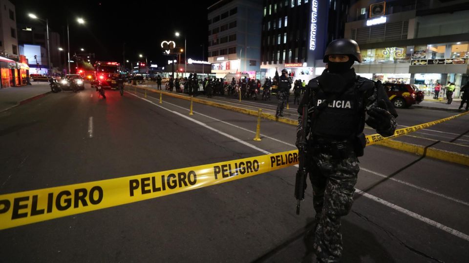 Policía en resguardo de la Clínica de la Mujer, donde fue llevado el candidato a la Presidencia de Ecuador Fernando Villavicencio.