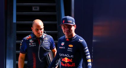 Verstappen discute con su ingeniero en Italia