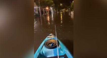 Ante las fuertes lluvias, hombre sale a pasear en su kayak por las calles