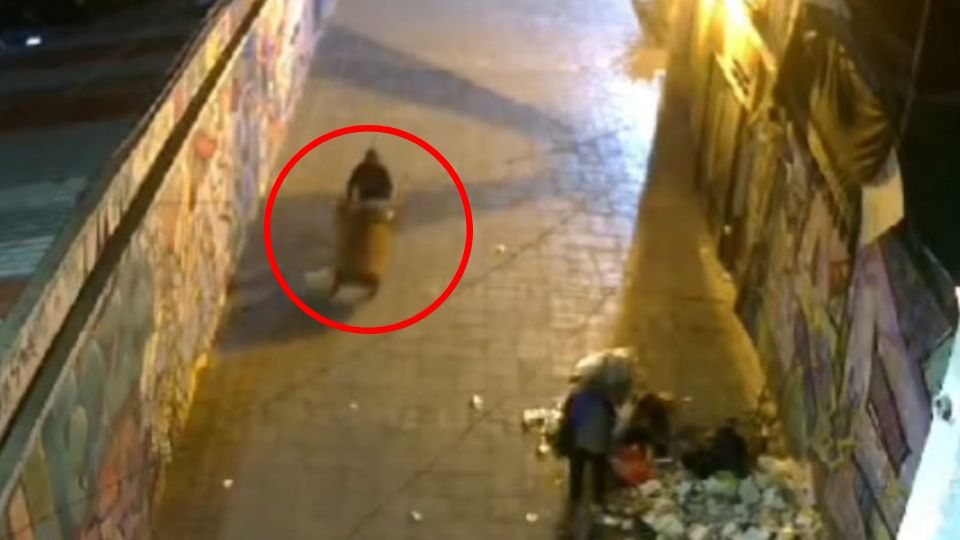 Revelan video donde abandonan cuerpo de hombre en contenedor de basura