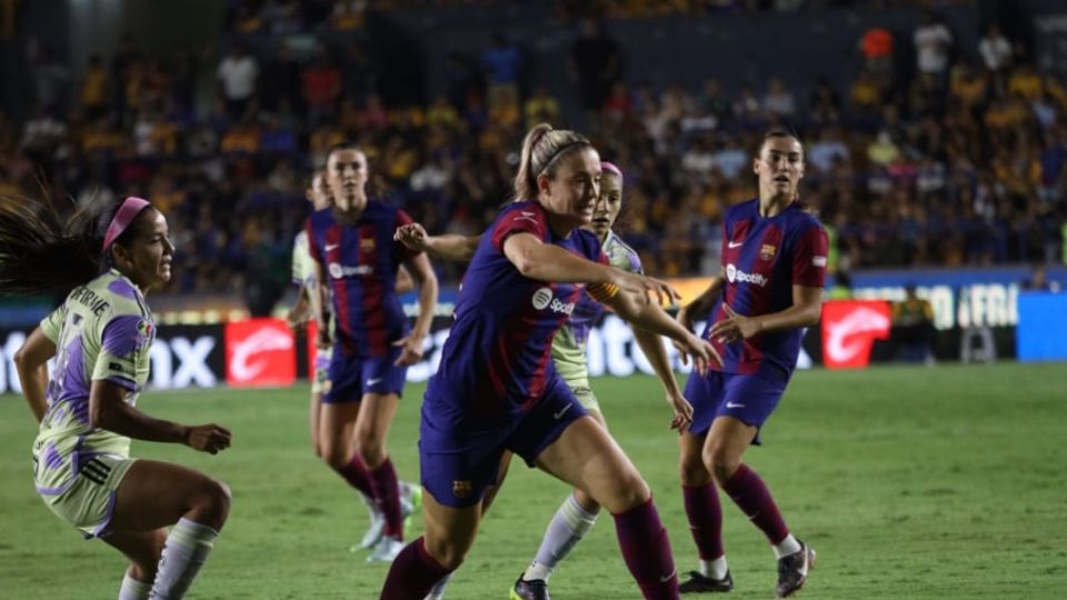 Alexia Putellas en una acción durante el partido entre Tigres Femenil y Barcelona en el Universitario