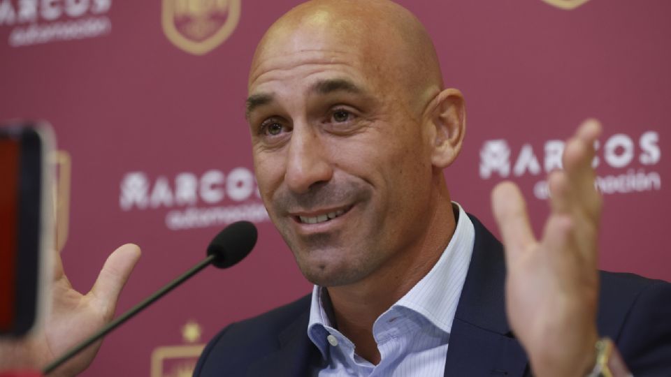 Luis Rubiales ha dimitido como presidente de la Federación tras el escándalo sobre su beso con la española Jenni Hermoso; también ha renunciado a su Vicepresidencia en la UEFA.