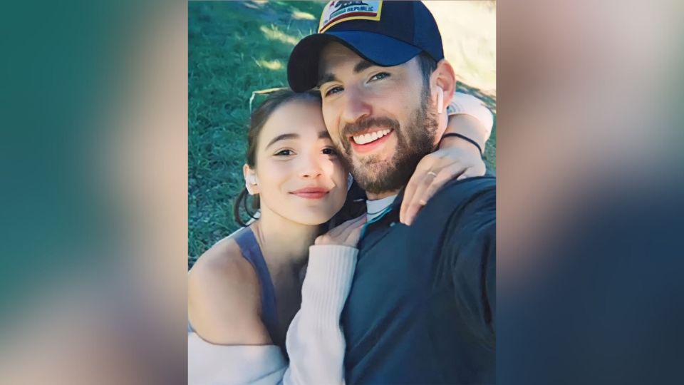 Chris Evans y Alba Baptista.