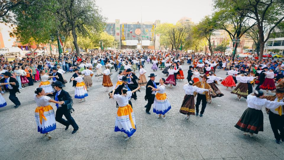 Baile folklórico en la Plaza Zaragoza, en Monterrey.