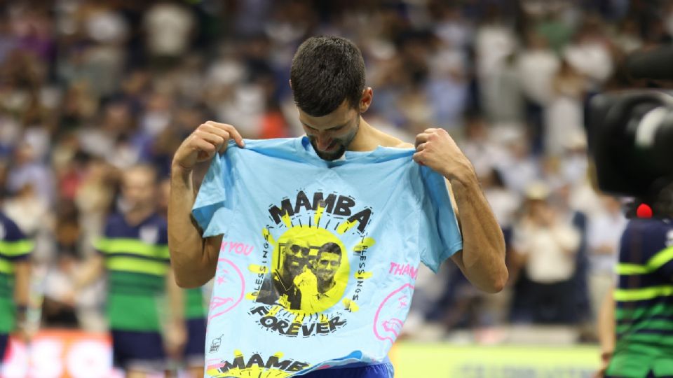 Novak Djokovic, después de vencer en la final a Medveded, se puso una playera con una foto junto al exjugador de los Lakers y con el número 24.