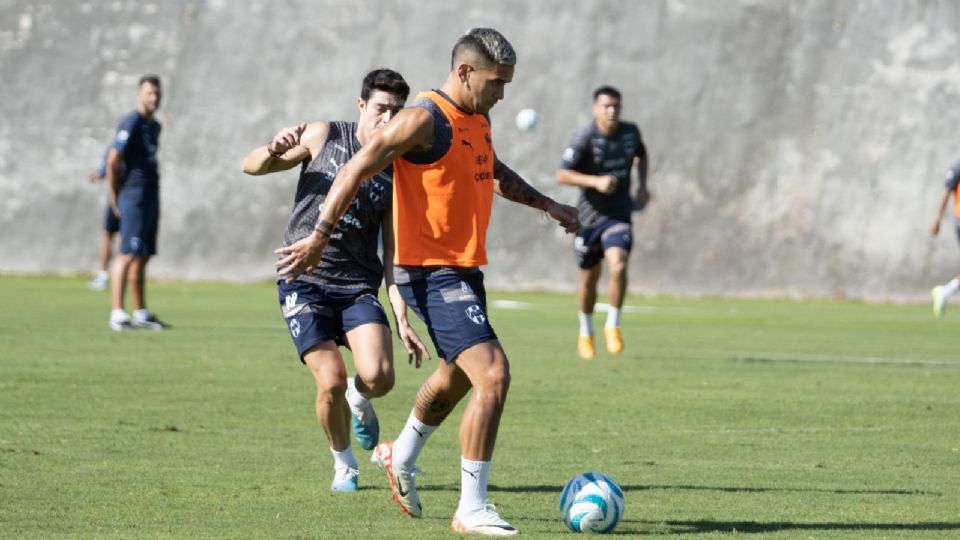 Stefan Medina y Sebastián Vegas en el entrenamiento de este lunes en El Barrial