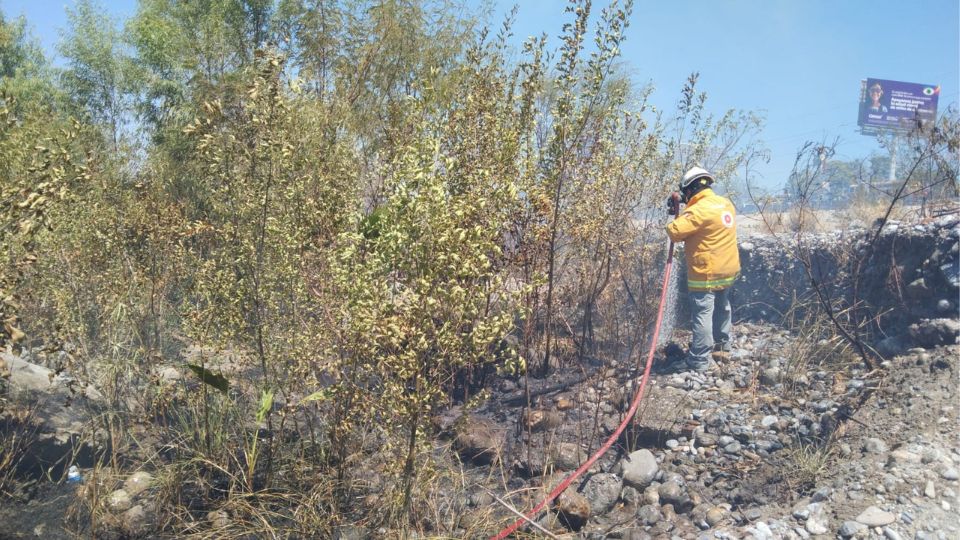 Bombero sofocando el fuego en el río Santa Catarina.