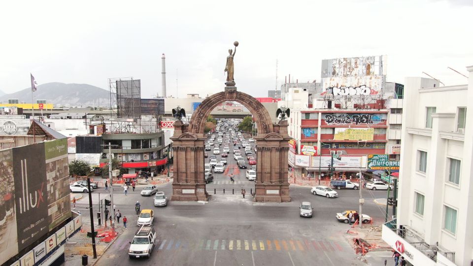 Colocación de barrotes en el Arco de la Independencia