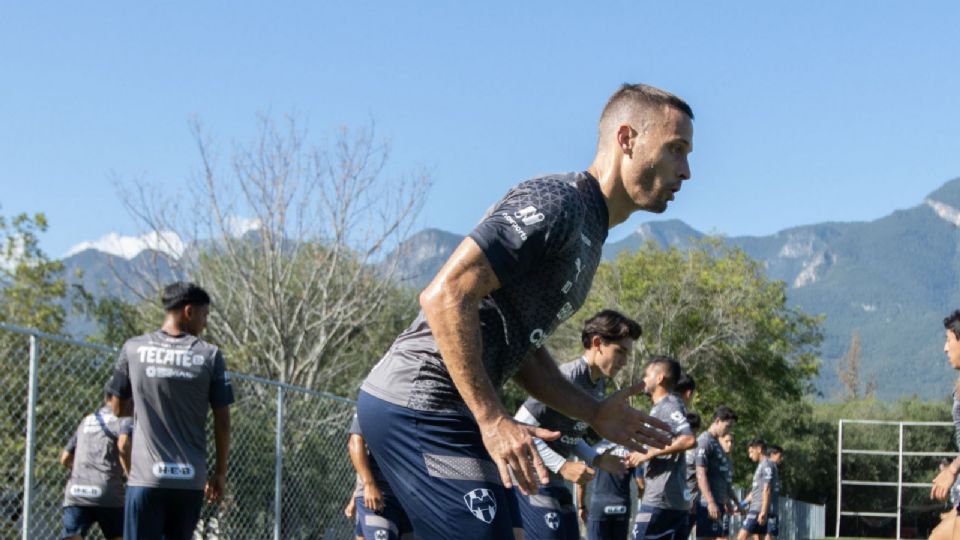 Sergio Canales en un entrenamiento de Rayados en El Barrial