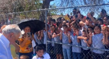 En su visita a NL, AMLO convive con niños de primaria; le piden su autógrafo