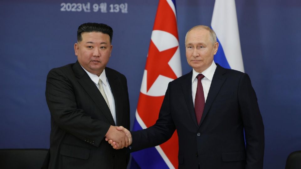 Kim Jong-un (izq.) y Vladimir Putin se reúnen en Rusia