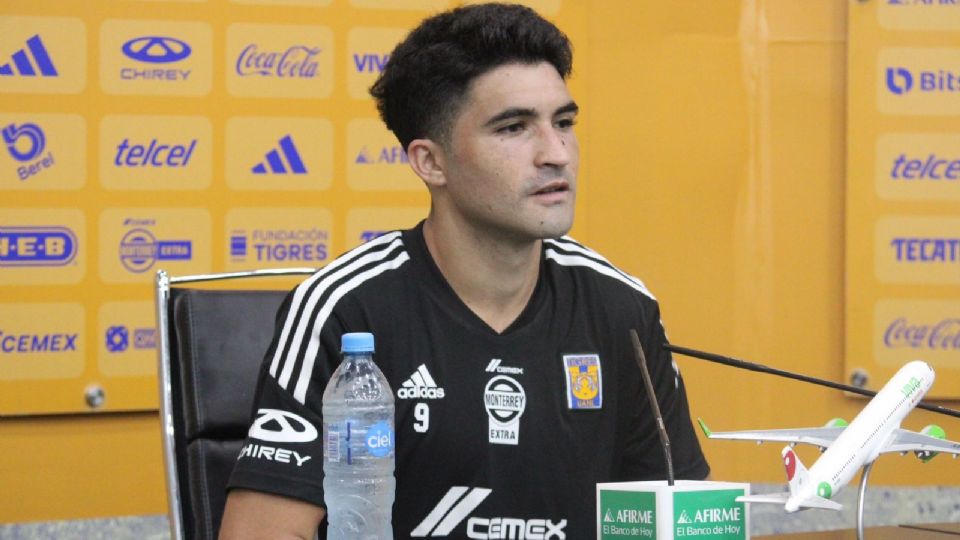 El delantero de Tigres, Nicolás Ibáñez, en rueda de prensa este miércoles en el Estadio Universitario