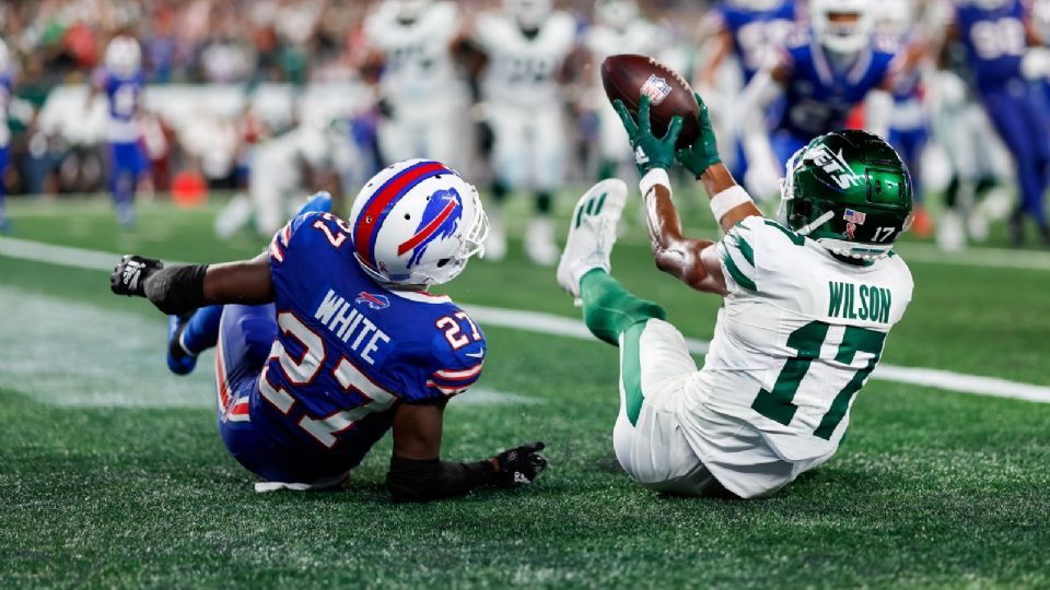 El touchdown de Garrett Wilson contra Buffalo Bills en el MetLife Stadium, la casa de New Yotk Jets y uno de los estadios que utiliza grama artificial n la NFL