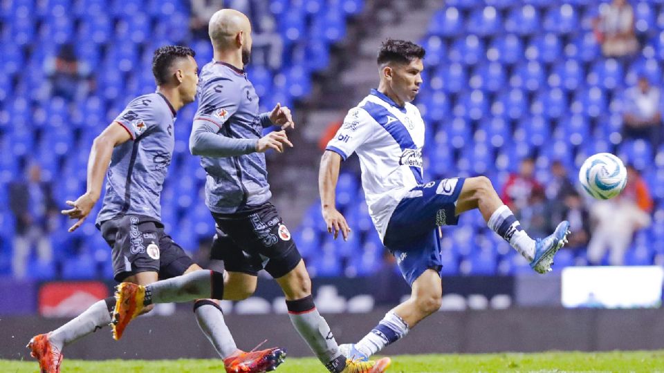 Carlos Gonzalez (I) del Tijuana y Martin Barragan (D) del Puebla durante el juego de la Jornada 7 del Apertura 2023