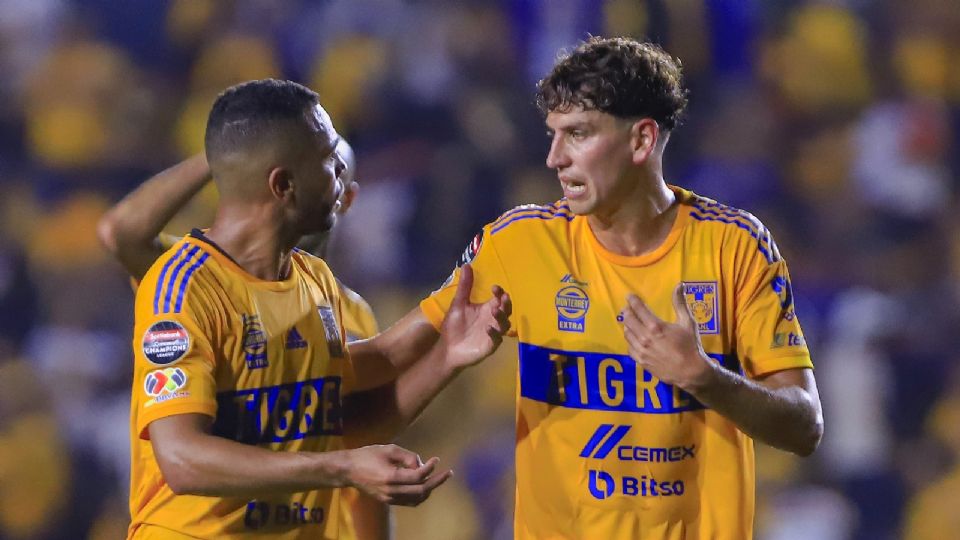 Rafael De Souza Carioca (I) e Igor Lichnovsky (D) del Tigres durante el juego de ida de las semifinales de la Liga de Campeones de la CONCACAF 2023