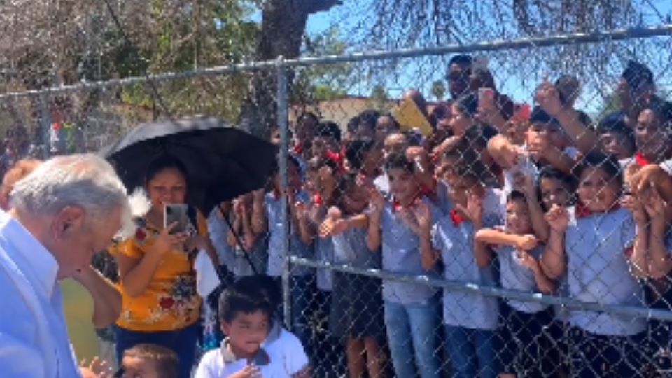 AMLO con niños de una escuela de China, Nuevo León.