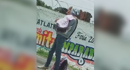 Mujer pide limosna cargando a perrito como a un bebé