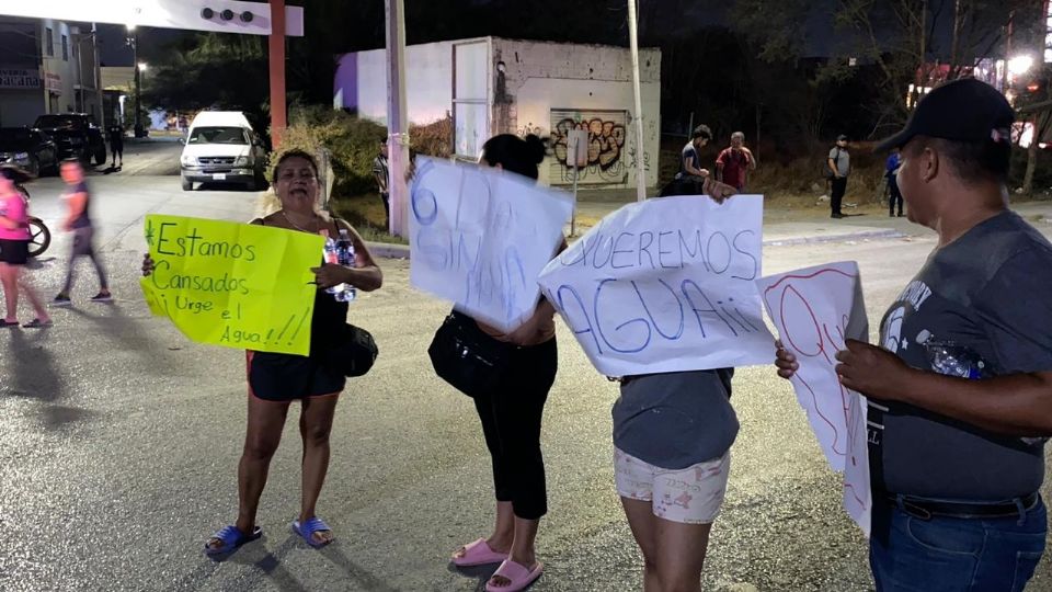 Vecinos de Apodaca bloquean por falta de agua.