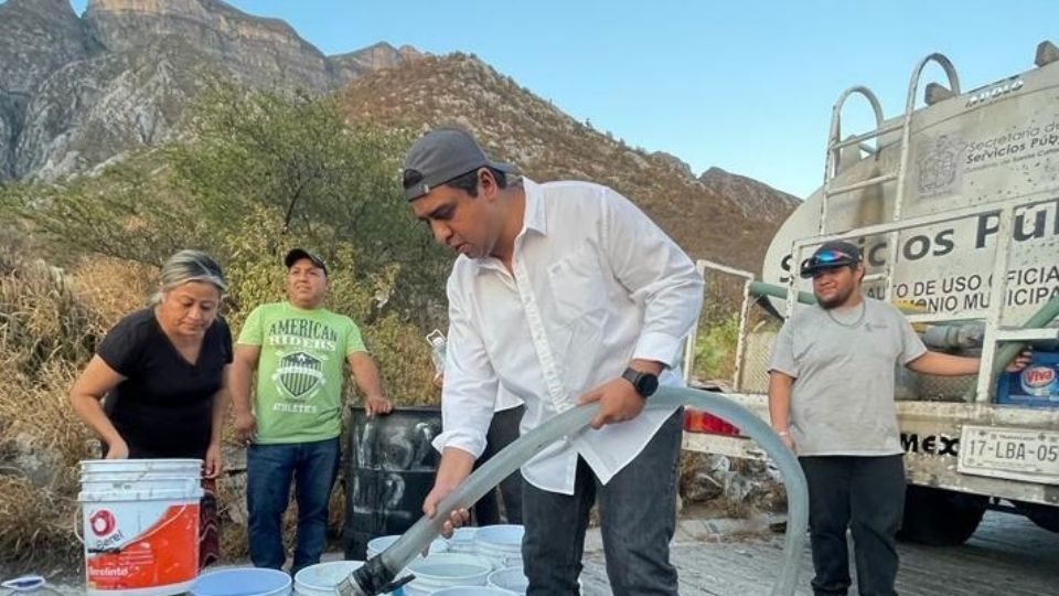 Jesús Nava acompaña trabajos de llenado de contenedores de agua en colonia La Ermita