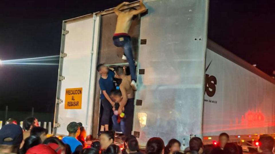 Migrantes al interior de un tráiler.