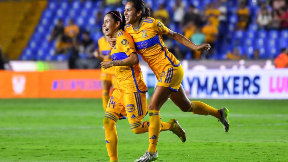 Lizbeth Ovalle y Maricarmen Reyes celebrando un gol con Tigres Femenil.