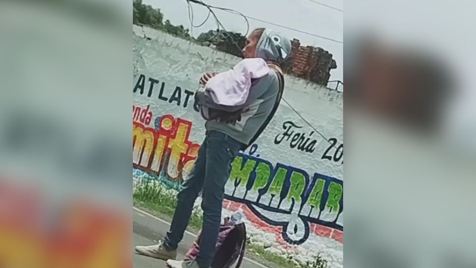 Mujer pide limosna con perro en brazos