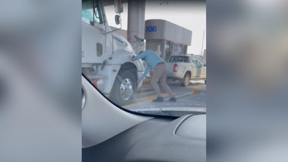 Hombre poncha llanta de tráiler en caseta Saltillo - Monterrey