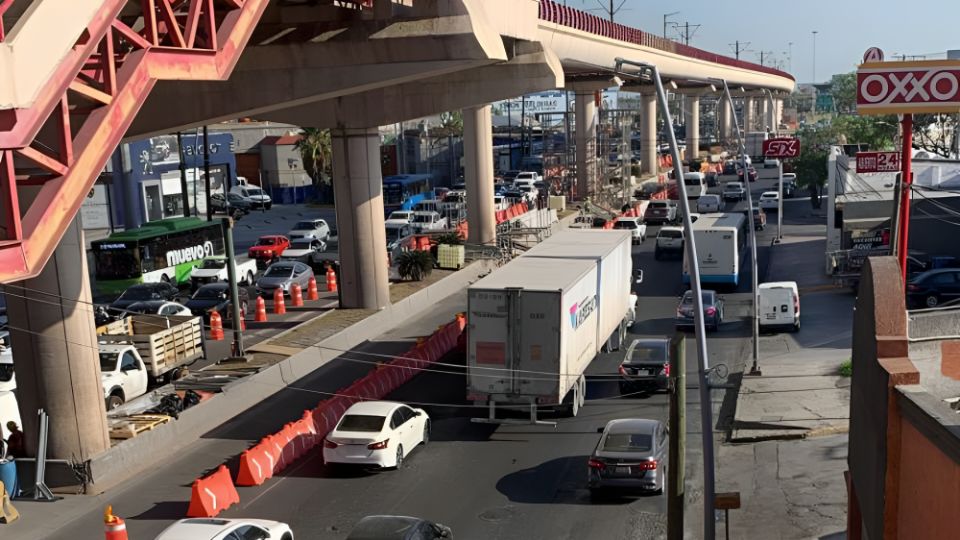 Tráfico en avenida Universidad es mayor tras las obras por la línea del Metro