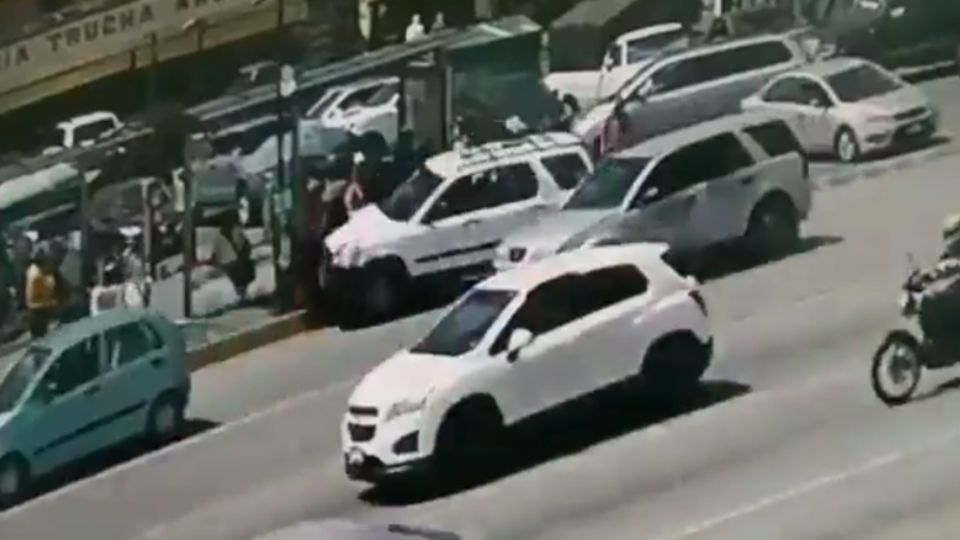 Camioneta embiste a personas en parada de camión en Puebla