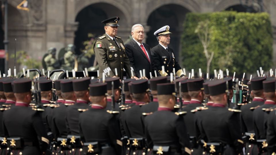 AMLO durante el desfile.