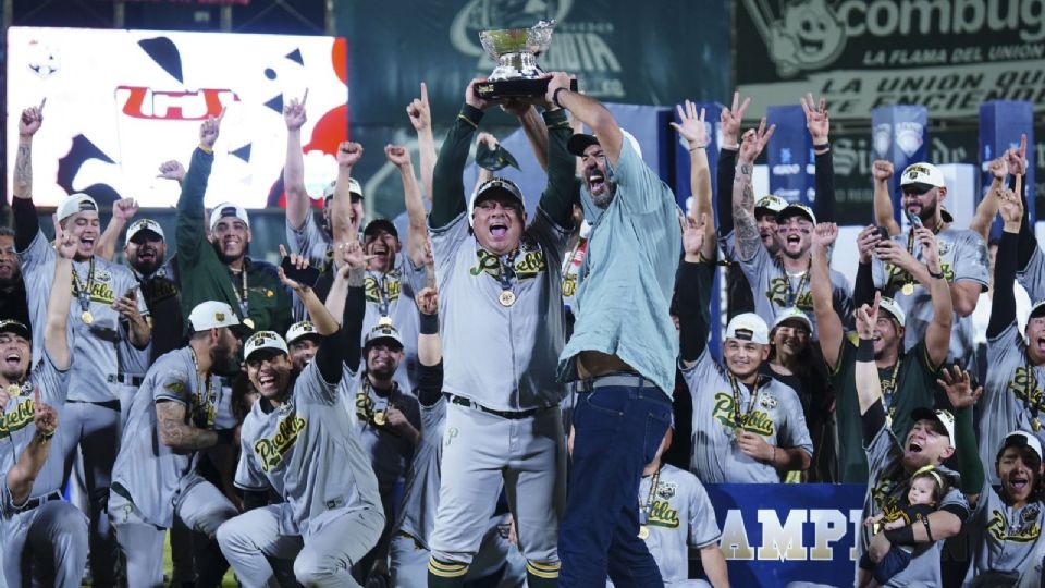 Los Pericos de Puebla armaron un rally de tres carreras en el noveno episodio para darle la vuelta a la pizarra y vencer 5-4 a los Algodoneros del Unión Laguna para proclamarse campeones de la Serie del Rey.