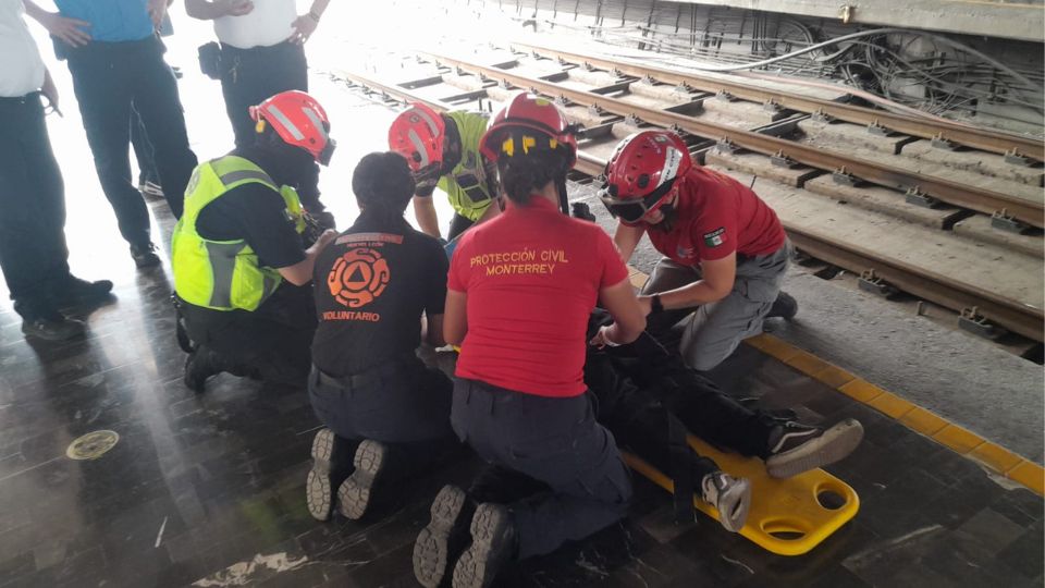 Elementos de rescate atendiendo a Horacio Hernández.