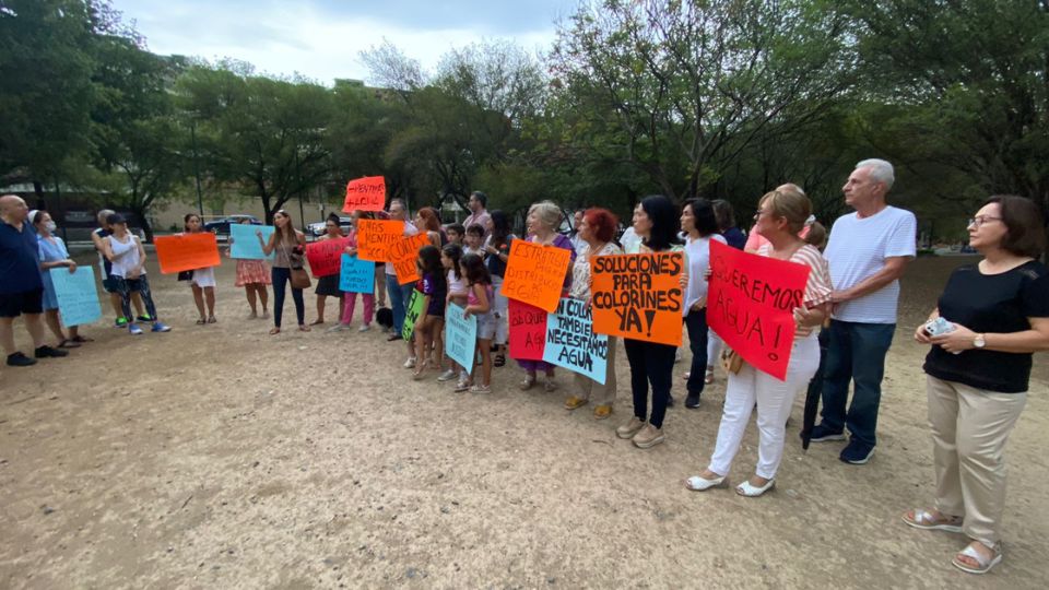 Vecinos de la colonia Colorines en protesta por la falta de agua.