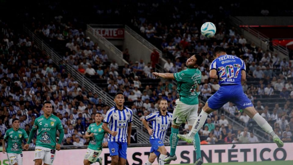 Ali Ávila en una acción de juego en el partido ante León, donde salió expulsado