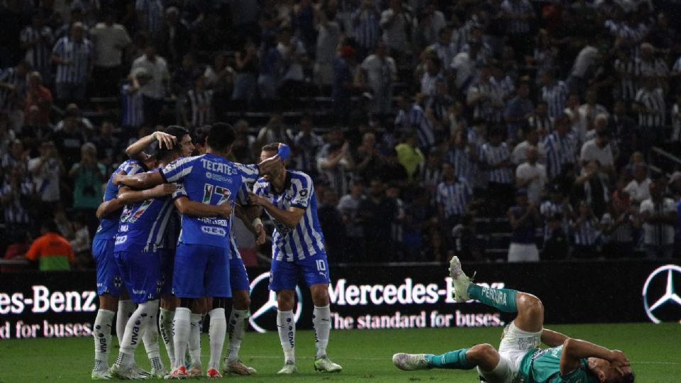 Los jugadores de Rayados celebran la primera anotación del partido ante León