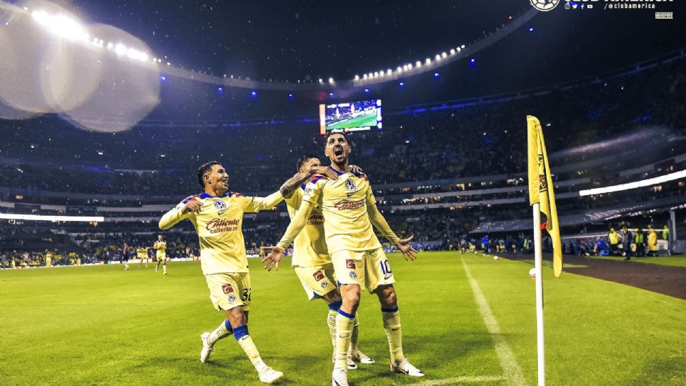 Diego Valdés marcó un doblete en la victoria de 4-0 de América frente a Chivas en el Estadio Azteca