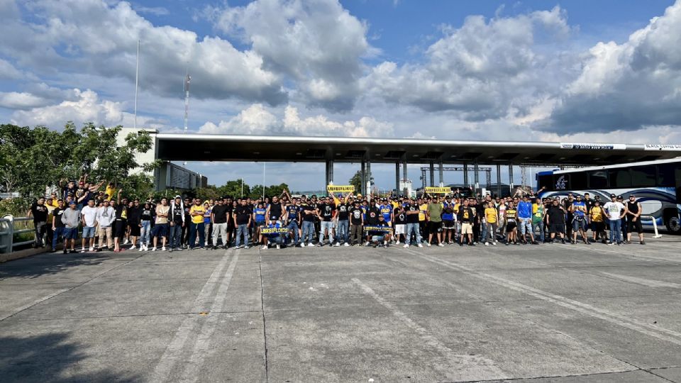 Alrededor de 180 integrantes de la barra de Tigres, fueron retenidos en la caseta de acceso la Joya Zapotlanejo, a 25 kilómetros de Guadalajara y tienen que regresarse a Monterrey.