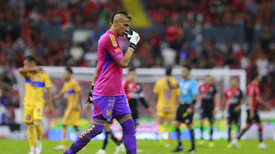 Nahuel Guzmán se lamenta durante el partido entre Tigres y Atlas