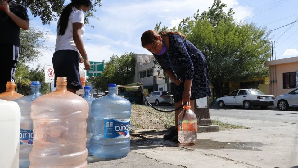 Ciudadanos afectados por la sequía llenando contenedores de agua