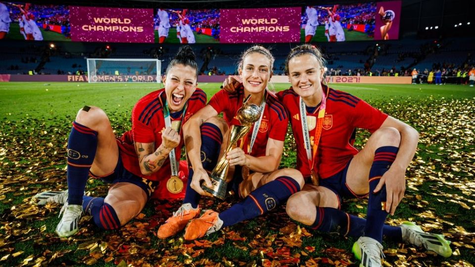 Alexia Putellas y Jennifer Hermoso celebrando el campeonato del mundo