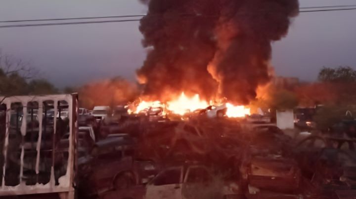 Incendio arrasa con autos en corralón de Salinas Victoria
