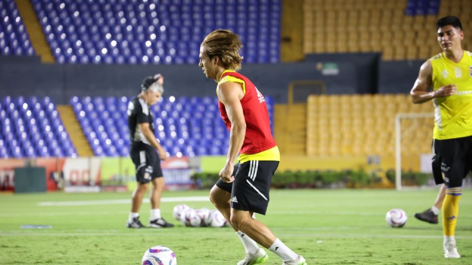 Sebastián Córdova trabajando en cancha con sus compañeros