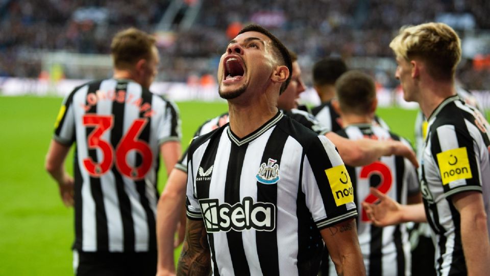 Los jugadores de Newcastle United festejan un gol contra Brentford en Premier League